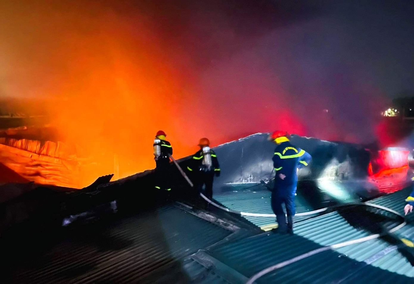 Đám cháy bùng phát dữ dội. Đám cháy bùng phát dữ dội.