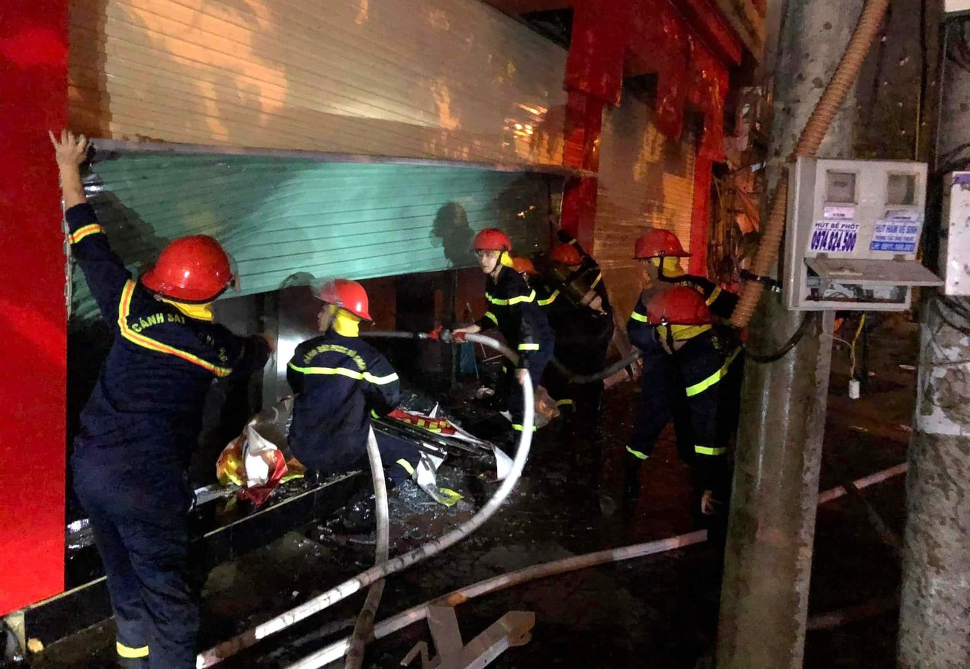 Cảnh sát tiếp cận hiện trường. Cảnh sát tiếp cận hiện trường.