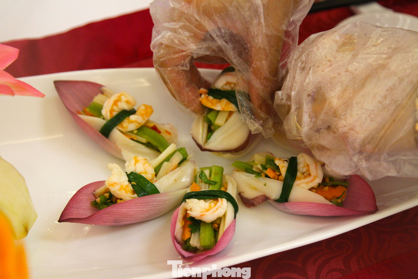 Sen có thể được dùng để trang trí để món ăn thêm ngon và đẹp mắt.