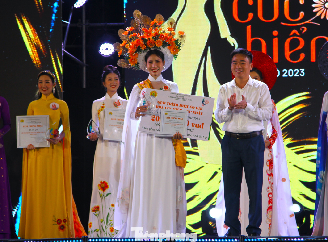Có 3 giải phụ được trao gồm thí sinh trình diễn áo dài đẹp nhất, thí sinh được yêu thích nhất, thí sinh tài năng nhất trị giá 10 triệu đồng/giải. Trong ảnh, thí sinh có SBD 52 Nguyễn Thị Phương đạt danh hiệu thí sinh trình diễn áo dài đẹp nhất. Thí sinh mang SBD 212 Hoàng Thị Anh Trang đạt danh hiệu thí sinh tài năng nhất.