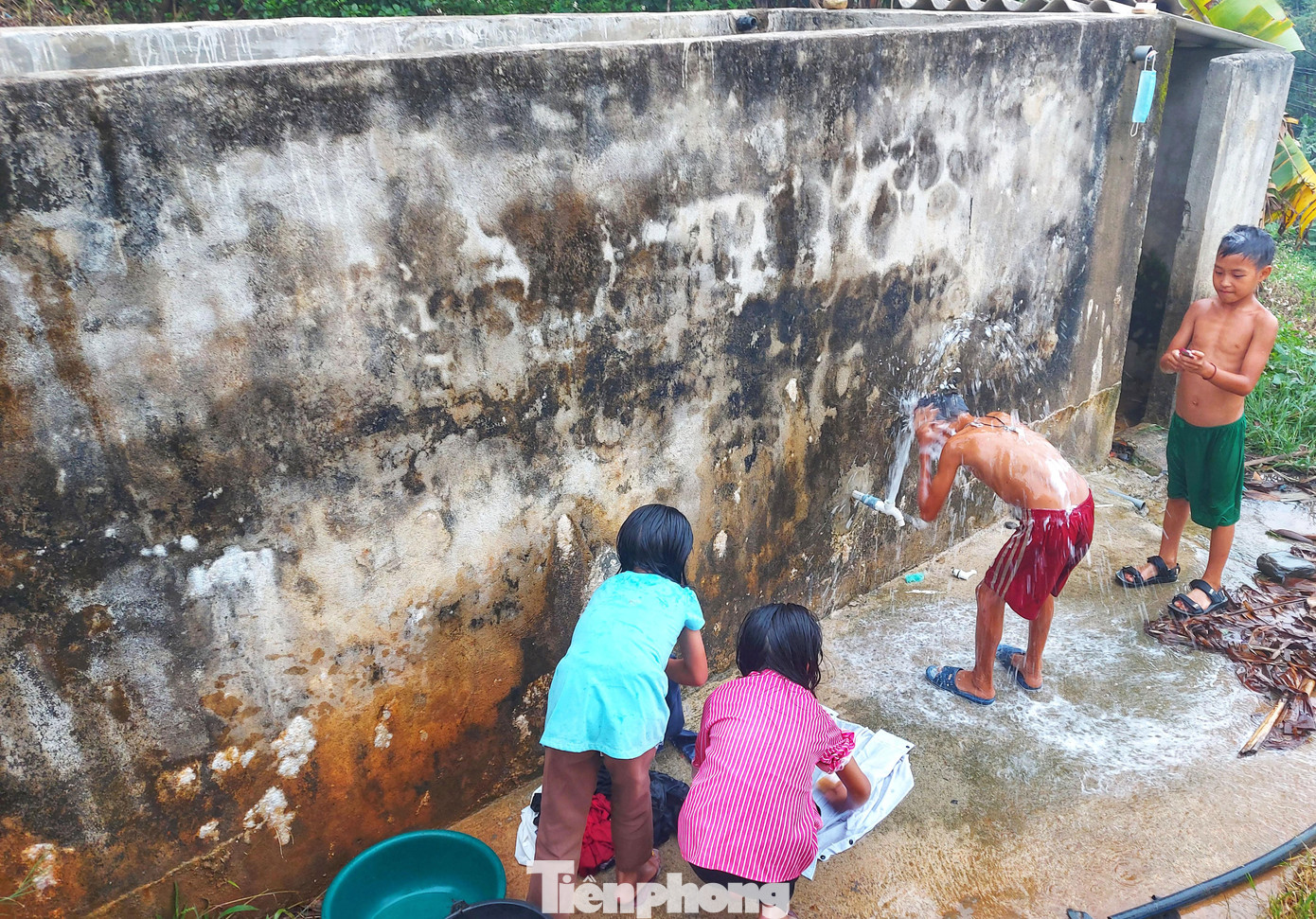 Ông Phan Văn Thiết - Trưởng phòng Giáo dục và Đào tạo huyện Kỳ Sơn cho biết, học sinh vùng cao khi thiếu nước thường ra khe, suối tắm giặt rất nguy hiểm. Do vậy, việc các trường đảm bảo đủ nơi ăn ở, nguồn nước sinh hoạt cho học sinh rất quan trọng. Ông Phan Văn Thiết - Trưởng phòng Giáo dục và Đào tạo huyện Kỳ Sơn cho biết, học sinh vùng cao khi thiếu nước thường ra khe, suối tắm giặt rất nguy hiểm. Do vậy, việc các trường đảm bảo đủ nơi ăn ở, nguồn nước sinh hoạt cho học sinh rất quan trọng.
