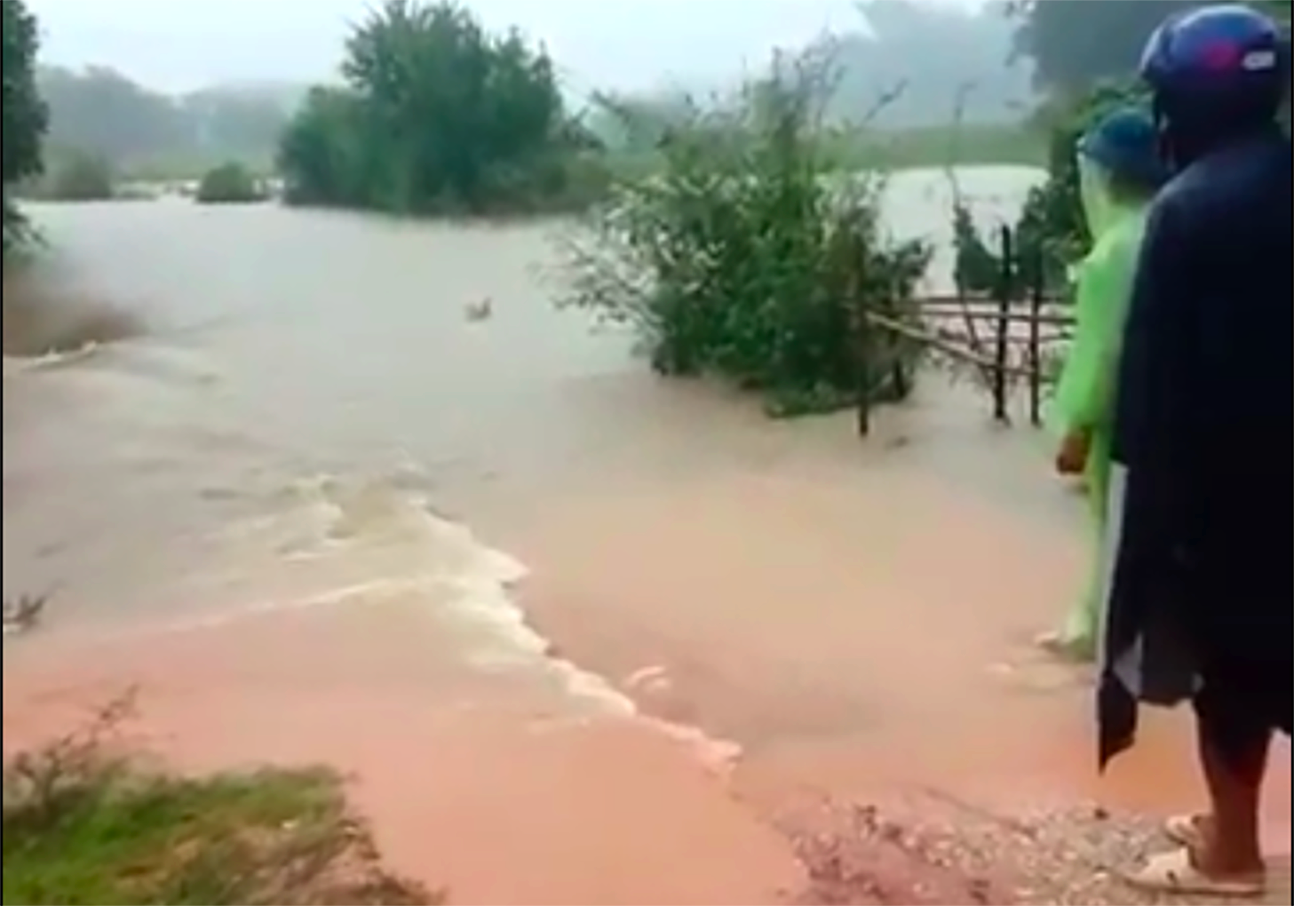 Nhiều khu vực ở các huyện miền núi Nghệ An bị chia cắt do ngập sâu Nhiều khu vực ở các huyện miền núi Nghệ An bị chia cắt do ngập sâu