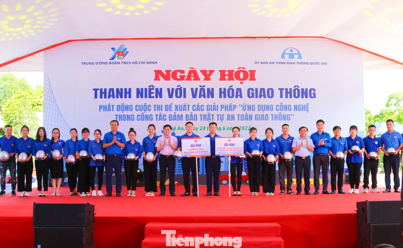 Năm 2022, T.Ư Đoàn TNCS Hồ Chí Minh, T.Ư Hội LHTN Việt Nam phối hợp Ủy ban ATGT Quốc gia phát động Cuộc thi đề xuất các giải pháp “Ứng dụng công nghệ trong công tác đảm bảo trật tự an toàn giao thông”, nhằm phát huy vai trò xung kích, tình nguyện, sáng tạo của đoàn viên thanh niên triển khai chương trình Chuyển đổi số quốc gia đến năm 2025, định hướng đến năm 2030 của Chính phủ; nâng cao nhận thức và năng lực của thanh thiếu nhi trong sử dụng các nền tảng số, ứng dụng số để phục vụ cuộc sống, phục vụ công tác đảm bảo trật tự an toàn giao thông và chống ùn tắc giao thông. Trong ảnh: Anh Nguyễn Hải Minh và Phó Bí thư Thường trực Tỉnh ủy Nghệ An Nguyễn Văn Thông cùng các đại biểu trao mũ bảo hiểm cho đoàn viên, thanh niên, học sinh, sinh viên tỉnh Nghệ An.