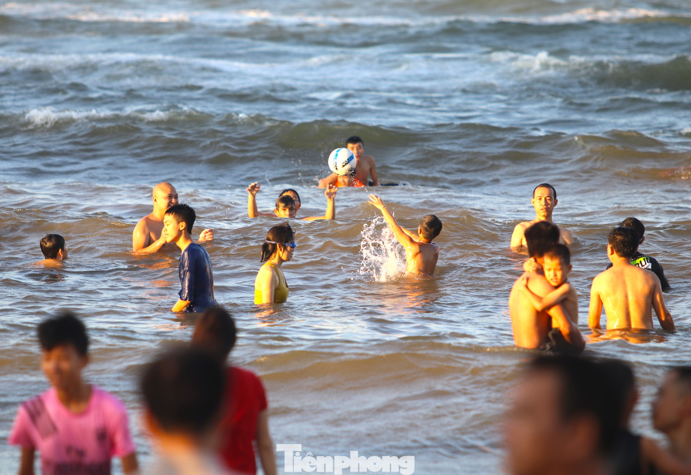 Hay vừa tắm biển vừa chơi bóng dưới nước.