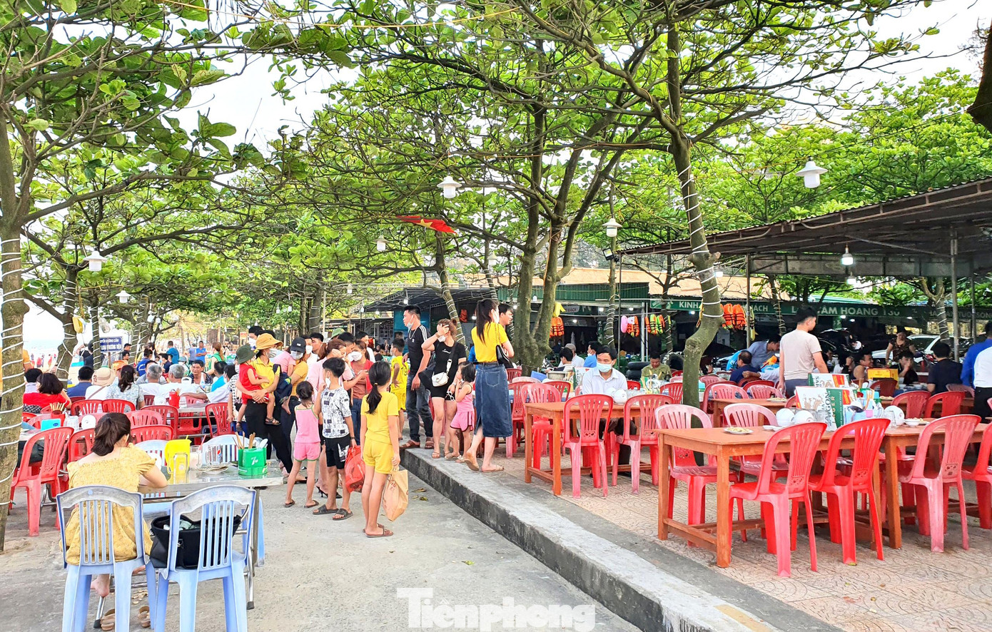 Du khách ùn ùn đổ về, các nhà hàng kinh doanh hải sản dọc bãi biển Cửa Lò cũng bắt đầu nhộn nhịp trở lại.