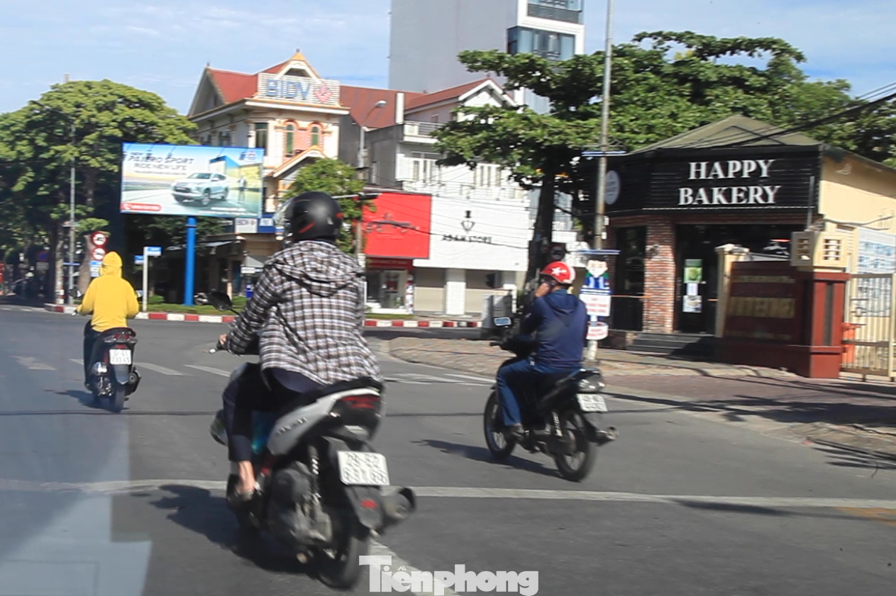 Trên đường phố, số lượng người ra đường ít hơn. Chính quyền địa phương cũng khuyến cáo người dân hạn chế ra đường nếu không thật sự cần thiết.