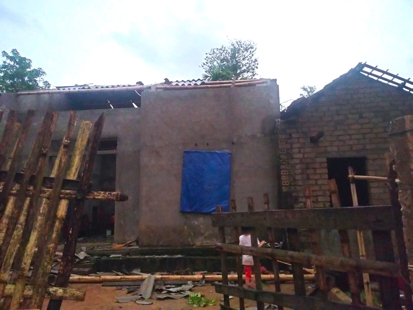 Sau khi giông lốc kết thúc, chính quyền địa phương đã cùng người dân tiến hành dọn dẹp, khắc phục hậu quả.