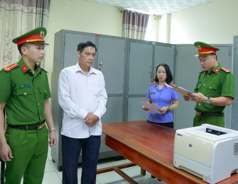 Công an đọc lệnh bắt ông Phan Đình Cương - nguyên Chủ tịch UBND xã Thạch Bằng (nay là thị trấn Lộc Hà).