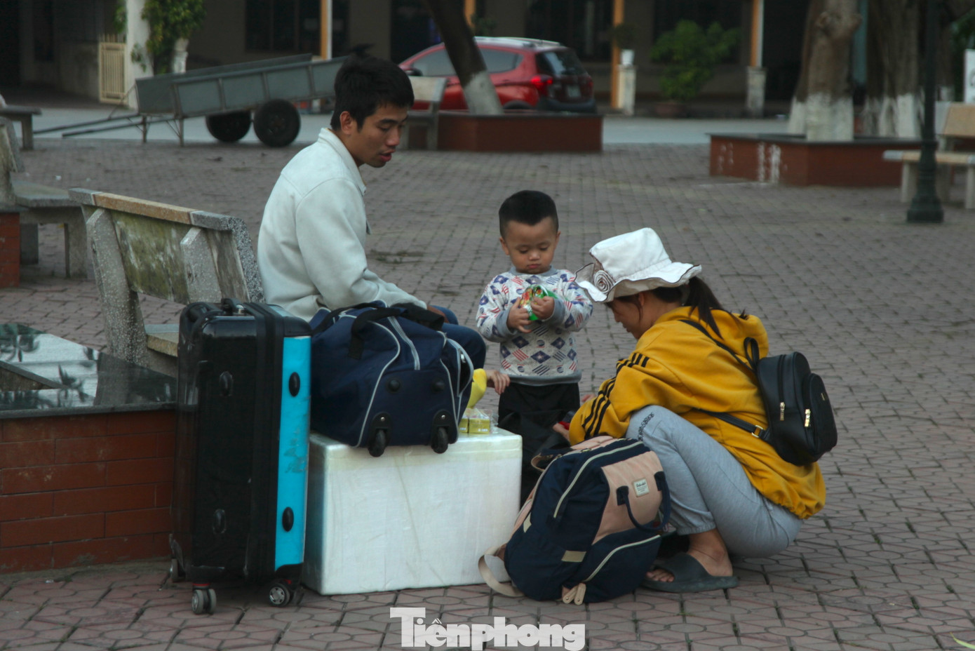 Không chỉ đến các bến xe, nhiều người dân lớn tuổi và trẻ nhỏ lại chọn phương án đi tàu. Tuy thời gian đi tàu lâu hơn nhưng đổi lại được sự thoải mái hơn trong suốt hành trình di chuyển. Chiều muộn mùng 5 Tết, gia đình nhỏ này đã lỉnh kỉnh hành lý về Ga Vinh để mua vé rời quê trở lại nơi làm việc.