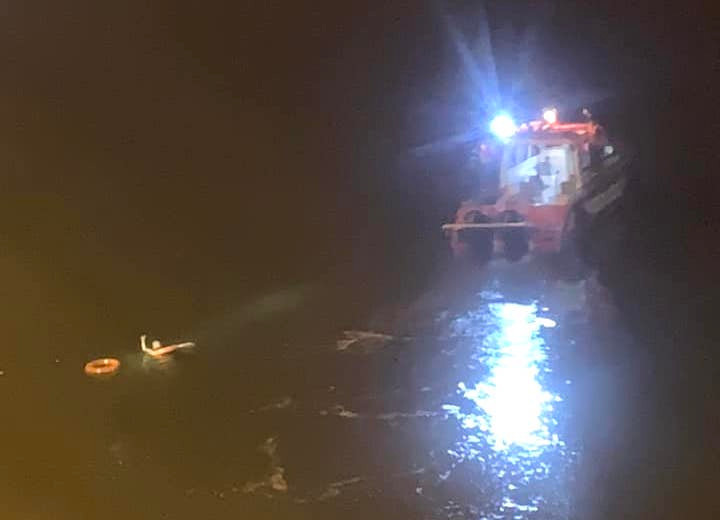 Nam thanh niên chới với dưới sông Lam và được lực lượng chức năng cứu hộ thành công.