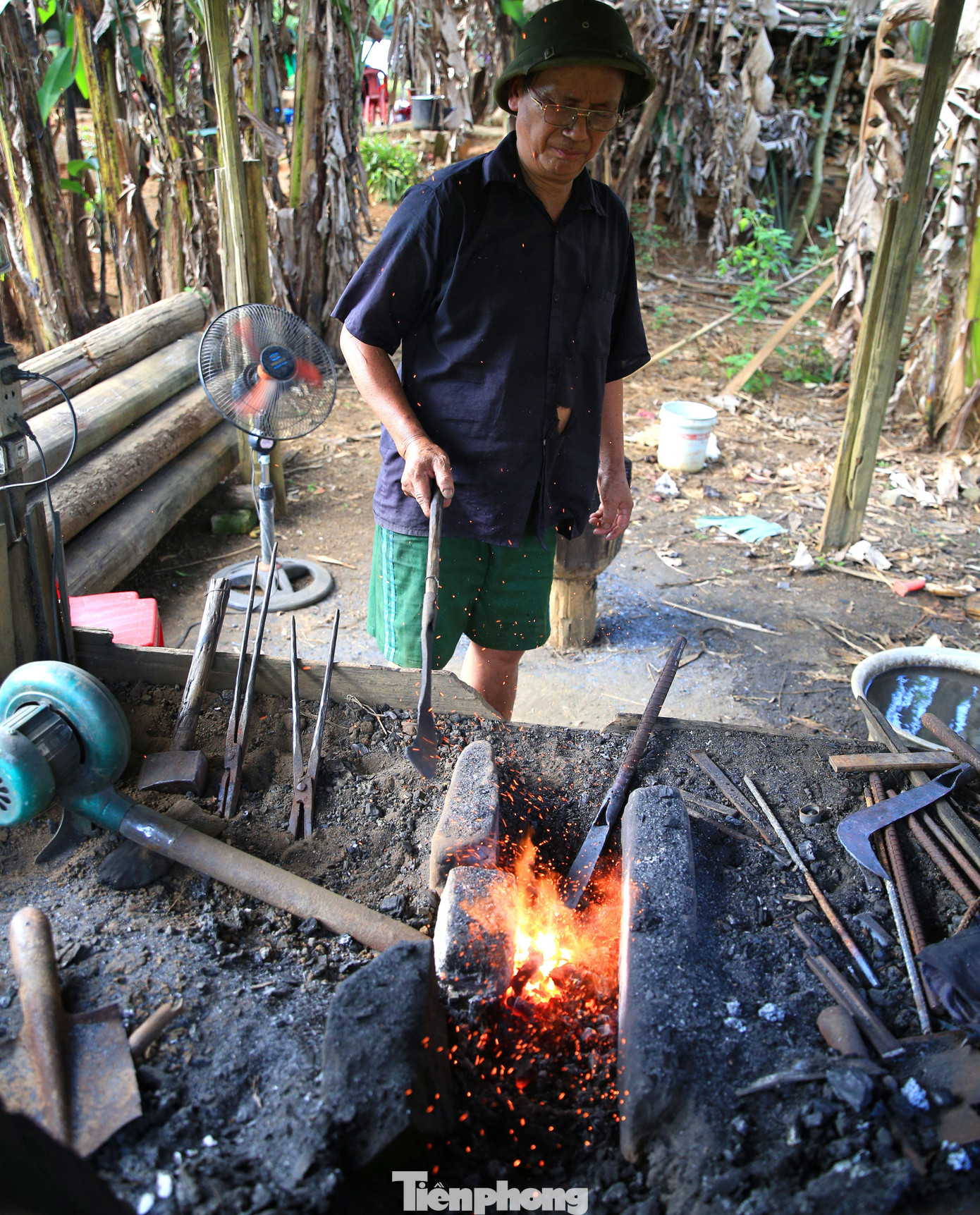 Trước đây, mỗi một gia đình người Mông thường sẽ có một lò rèn riêng để làm ra những nông cụ và đồ dùng sinh hoạt trong gia đình. Trước đây, mỗi một gia đình người Mông thường sẽ có một lò rèn riêng để làm ra những nông cụ và đồ dùng sinh hoạt trong gia đình.
