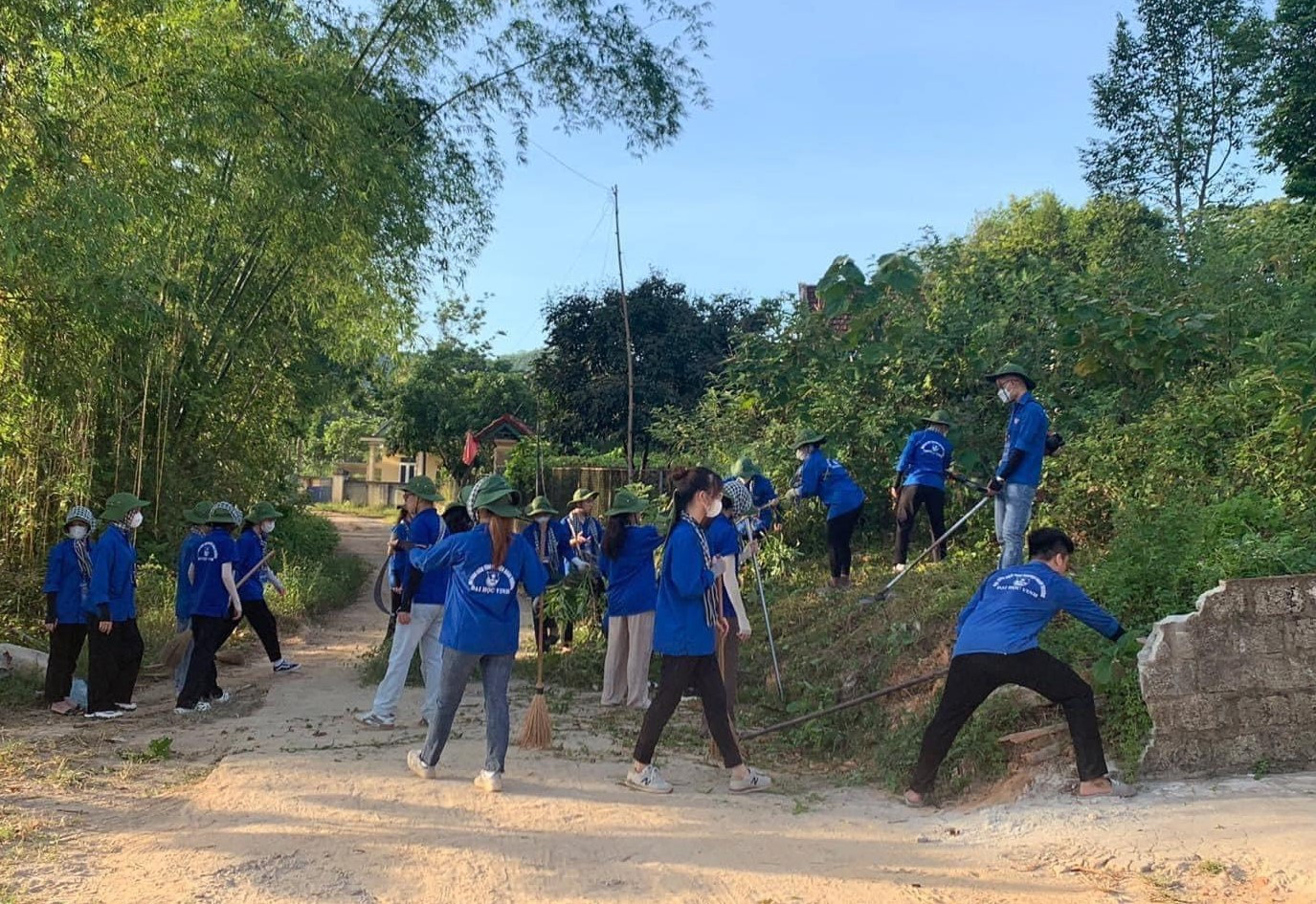 Trong chiến dịch Mùa hè xanh năm nay, các đội thanh niên tình nguyện tiếp tục tham gia tham gia các hoạt động tình nguyện hỗ trợ xây dựng nông thôn mới, đô thị văn minh.