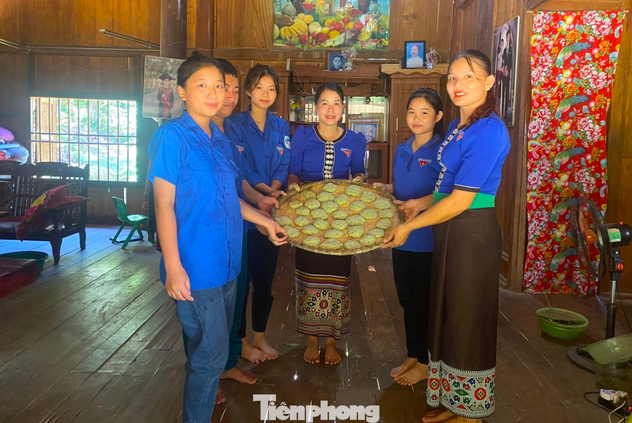 Nhằm phục dựng, bảo tồn loại men rượu quý truyền thống của đồng bào dân tộc Thái, CLB Thanh niên gìn giữ và bảo tồn bản sắc văn hóa dân tộc Thái xã Châu Tiến (huyện Quỳ Châu, Nghệ An) đã tổ chức nhiều buổi hái lá, học cách làm.