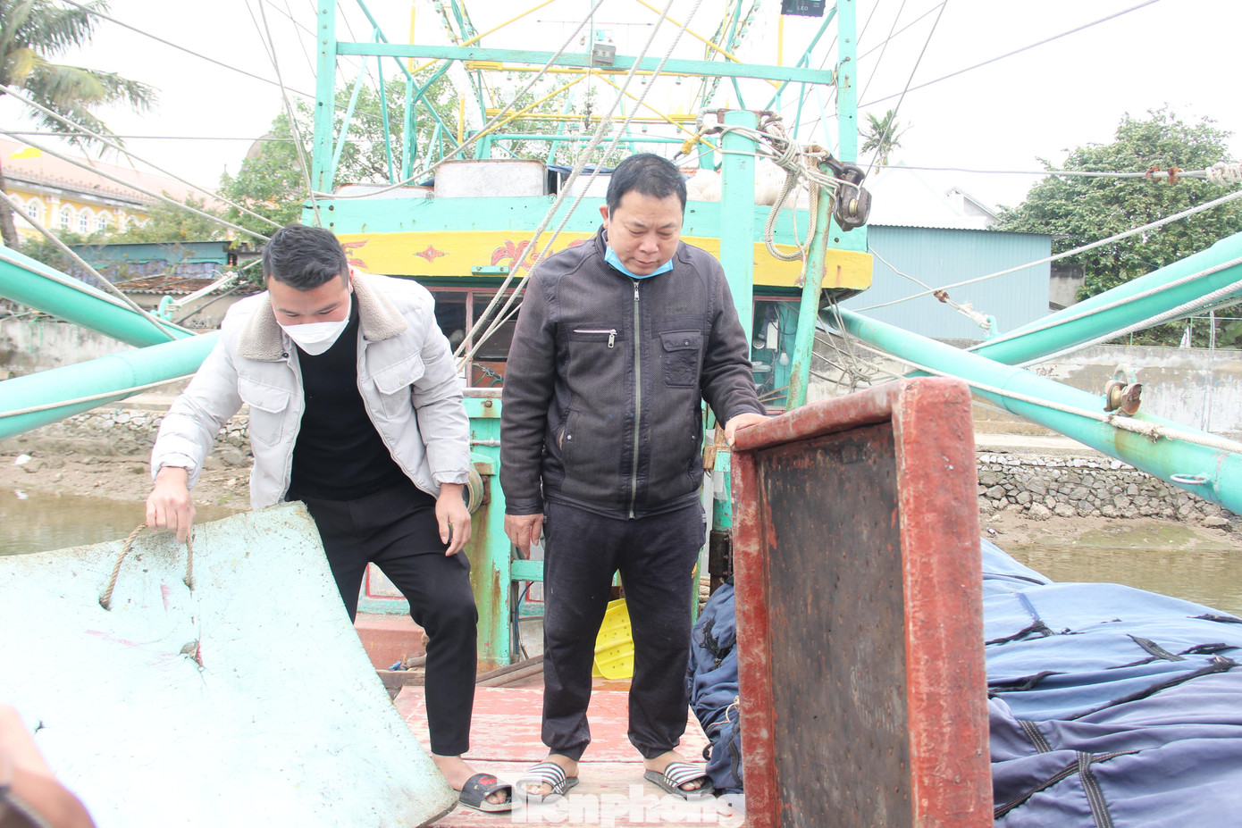 Tàu cá 350 CV của ông Thương và 7 bạn thuyền cùng góp vốn để vươn khơi nay cũng chỉ còn 4 người trụ lại, những ngư dân khác đã rút vốn, chuyển đổi nghề để có thu nhập ổn định hơn. Theo ông Thương, thua lỗ liên tiếp sau mỗi lần ra khơi, thu nhập bấp bênh đã khiến nhiều chủ tàu bỏ nghề, rao bán tàu cá. Tàu cá 350 CV của ông Thương và 7 bạn thuyền cùng góp vốn để vươn khơi nay cũng chỉ còn 4 người trụ lại, những ngư dân khác đã rút vốn, chuyển đổi nghề để có thu nhập ổn định hơn. Theo ông Thương, thua lỗ liên tiếp sau mỗi lần ra khơi, thu nhập bấp bênh đã khiến nhiều chủ tàu bỏ nghề, rao bán tàu cá.