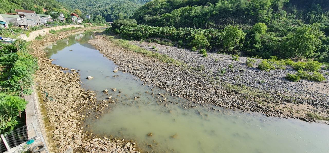 Để đảm bảo nguồn nước phục vụ sản xuất nông nghiệp và phục vụ dân sinh năm 2021, Chủ tịch UBND tỉnh Nghệ An Nguyễn Đức Trung đã giao Sở Công thương tỉnh này chỉ đạo các chủ đầu tư thủy điện tuân thủ nghiêm túc việc cấp nước cho hạ du theo quy định tại quy trình vận hành liên hồ chứa và quy trình vận hành hồ chứa. Có kế hoạch điều tiết nguồn nước hợp lý. Phối hợp với Sở NN&PTNT, Đài Khí tượng Thủy văn khu vực Bắc Trung Bộ, Chính quyền địa phương. Để đảm bảo nguồn nước phục vụ sản xuất nông nghiệp và phục vụ dân sinh năm 2021, Chủ tịch UBND tỉnh Nghệ An Nguyễn Đức Trung đã giao Sở Công thương tỉnh này chỉ đạo các chủ đầu tư thủy điện tuân thủ nghiêm túc việc cấp nước cho hạ du theo quy định tại quy trình vận hành liên hồ chứa và quy trình vận hành hồ chứa. Có kế hoạch điều tiết nguồn nước hợp lý. Phối hợp với Sở NN&PTNT, Đài Khí tượng Thủy văn khu vực Bắc Trung Bộ, Chính quyền địa phương.