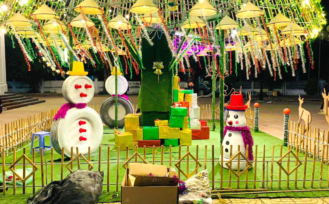 Phía dưới cây thông được trang trí nhiều hình ảnh tĩnh, động như cỗ xe tuần lộc, ông già noel, quà giáng sinh...Noel là đại lễ của người Công giáo, bà con giáo dân rất mong chờ nên việc trang trí nhà cửa, cây thông giúp mọi người đón Giáng sinh tươi vui hơn. Cây thông là điểm nhấn của giáo xứ Bố Sơn ở mùa Giáng sinh năm nay.