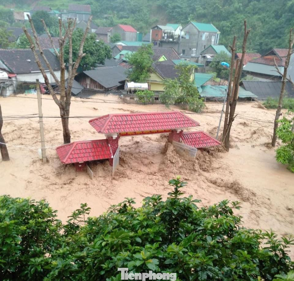 Một góc tại Kỳ Sơn bị nước lũ bao vây, toàn bộ bản làng chìm trong biển nước.