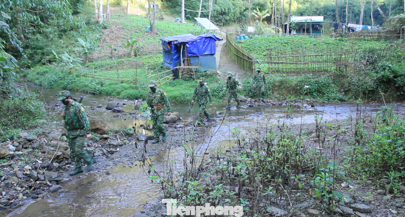 Cái giá lạnh, sương mù trong mùa đông giá rét của núi rừng miền Tây xứ Nghệ có lúc xuống dưới 10 độ C nhưng không thể ngăn được những bước chân thầm lặng trên biên giới để bảo vệ từng tấc đất, từng cột mốc thiêng liêng nơi tuyến đầu Tổ quốc của những người lính quân hàm xanh.