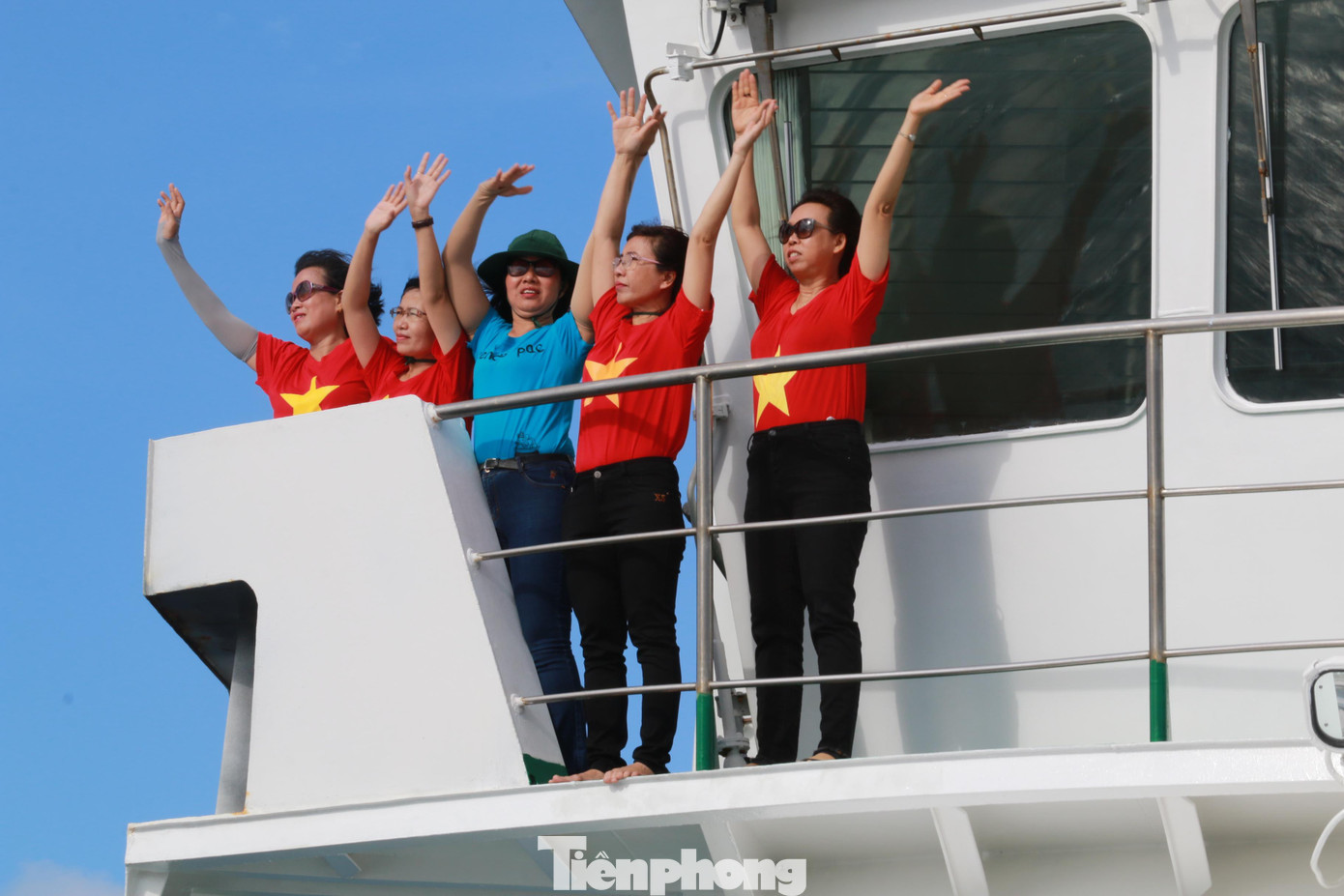 Phút giao lưu ngắn ngủi nhưng đọng lại nhiều cảm xúc. Tạm biệt các cán bộ, chiến sỹ Nhà giàn DK1/8 là niềm tin và sự cảm phục mà Đoàn công tác số 4 gửi gắm.