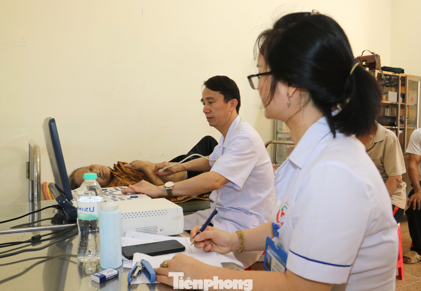 Cụ Hợi được các y bác sỹ siêu âm và kiểm tra sức khỏe kỹ càng để phát hiện các bệnh và có tư vấn hướng chữa trị kịp thời.