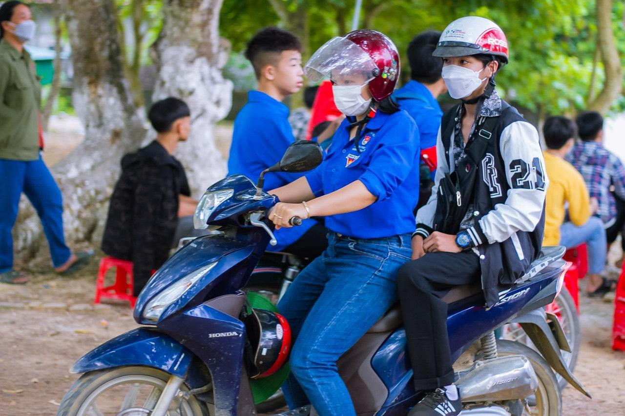 Thí sinh nhà ở xa sẽ được bố trí xe lai miễn phí. Các tổ xe lai miễn phí sẵn sàng khi các thí sinh có nhu cầu, đặc biệt là những thí sinh có hoàn cảnh khó khăn.