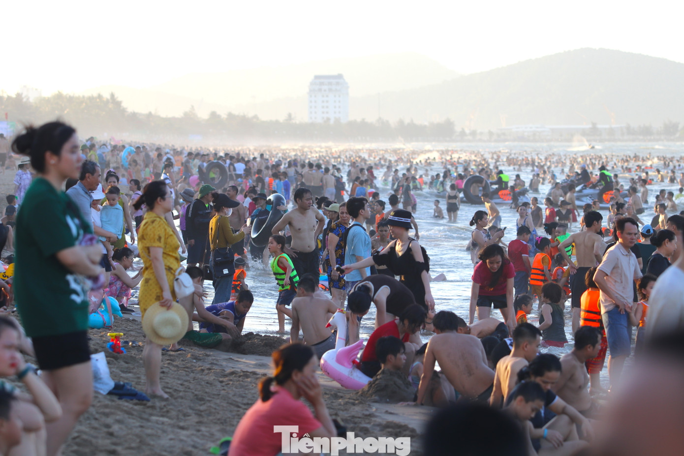 Ước tính có đến hàng vạn người cùng về tắm biển, vui chơi và cư trú nơi này.