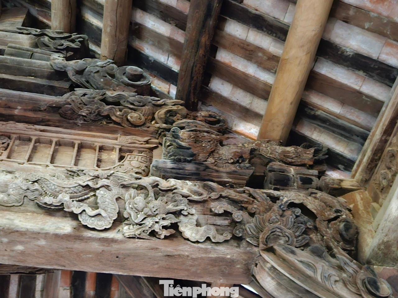 Hình tượng rồng ẩn trong mây được chạm ở bộ vì nách ở hồi phải phía Tây đình Hoành Sơn. Hình tượng rồng ẩn trong mây được chạm ở bộ vì nách ở hồi phải phía Tây đình Hoành Sơn.