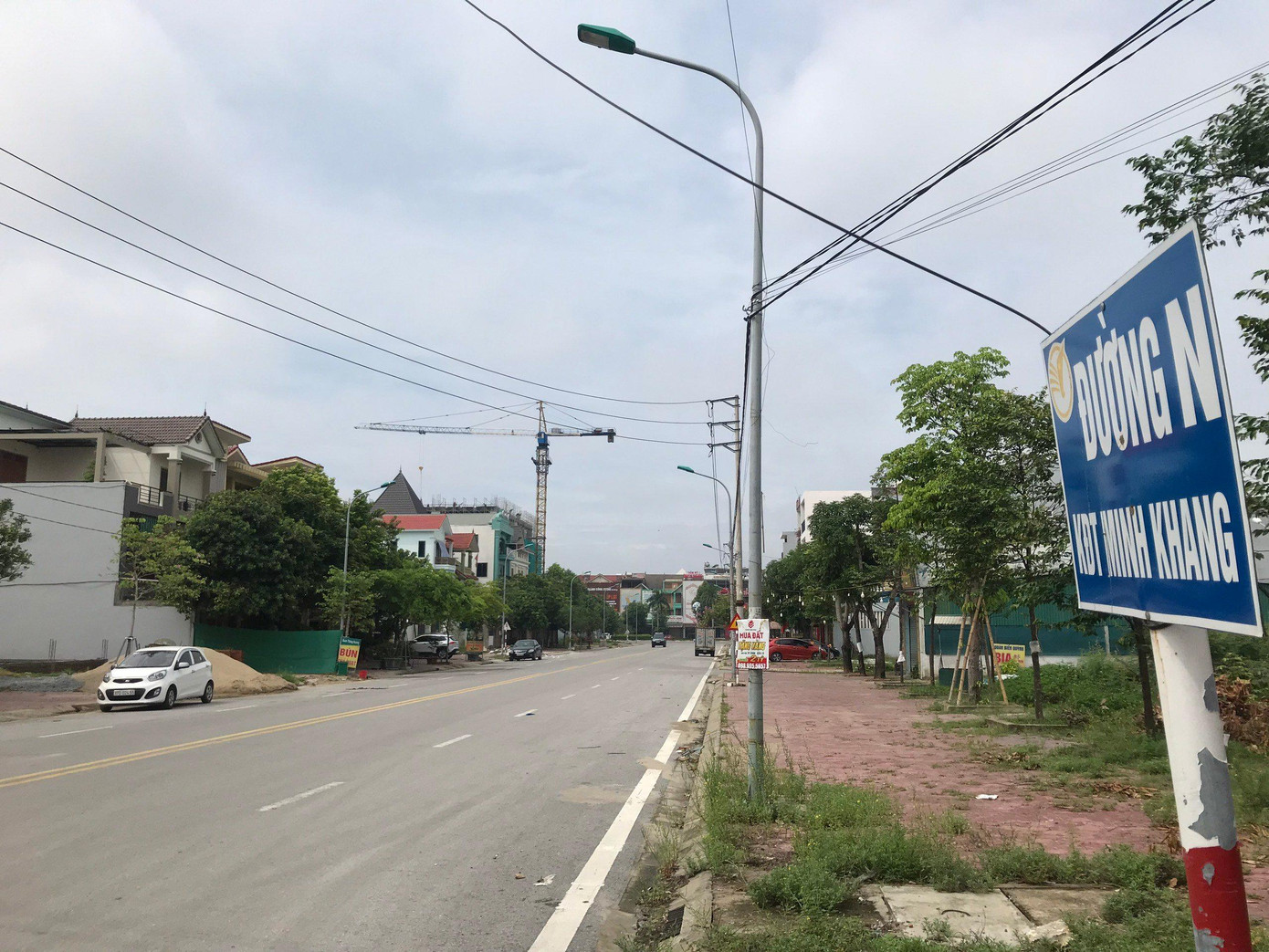 Tuy nhiên, đến nay các cụm công trình khách sạn, siêu thị, khu thể thao cây xanh hoàn toàn không được chủ đầu tư thực hiện. Thay vào đó chỉ là nhà ở đơn lẻ, biệt thự. Tuy nhiên, đến nay các cụm công trình khách sạn, siêu thị, khu thể thao cây xanh hoàn toàn không được chủ đầu tư thực hiện. Thay vào đó chỉ là nhà ở đơn lẻ, biệt thự.