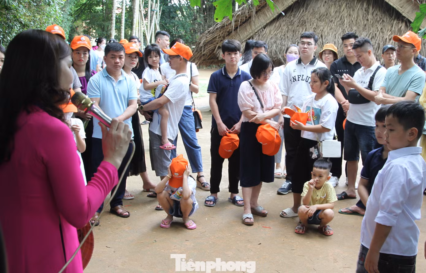 Về với quê Bác, du khách sẽ được lắng nghe các hướng dẫn viên kể lại những câu chuyện về Bác và gia đình Bác.