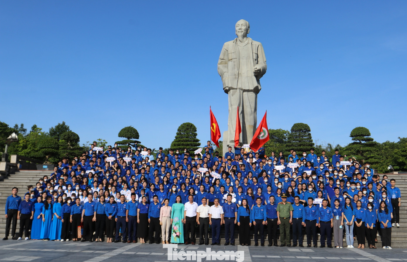 Các đại biểu, các đội hình sinh viên tình nguyện chụp hình lưu niệm dưới chân tượng đài Bác Hồ trước khi lên đường thực hiện nhiệm vụ. Các đại biểu, các đội hình sinh viên tình nguyện chụp hình lưu niệm dưới chân tượng đài Bác Hồ trước khi lên đường thực hiện nhiệm vụ.