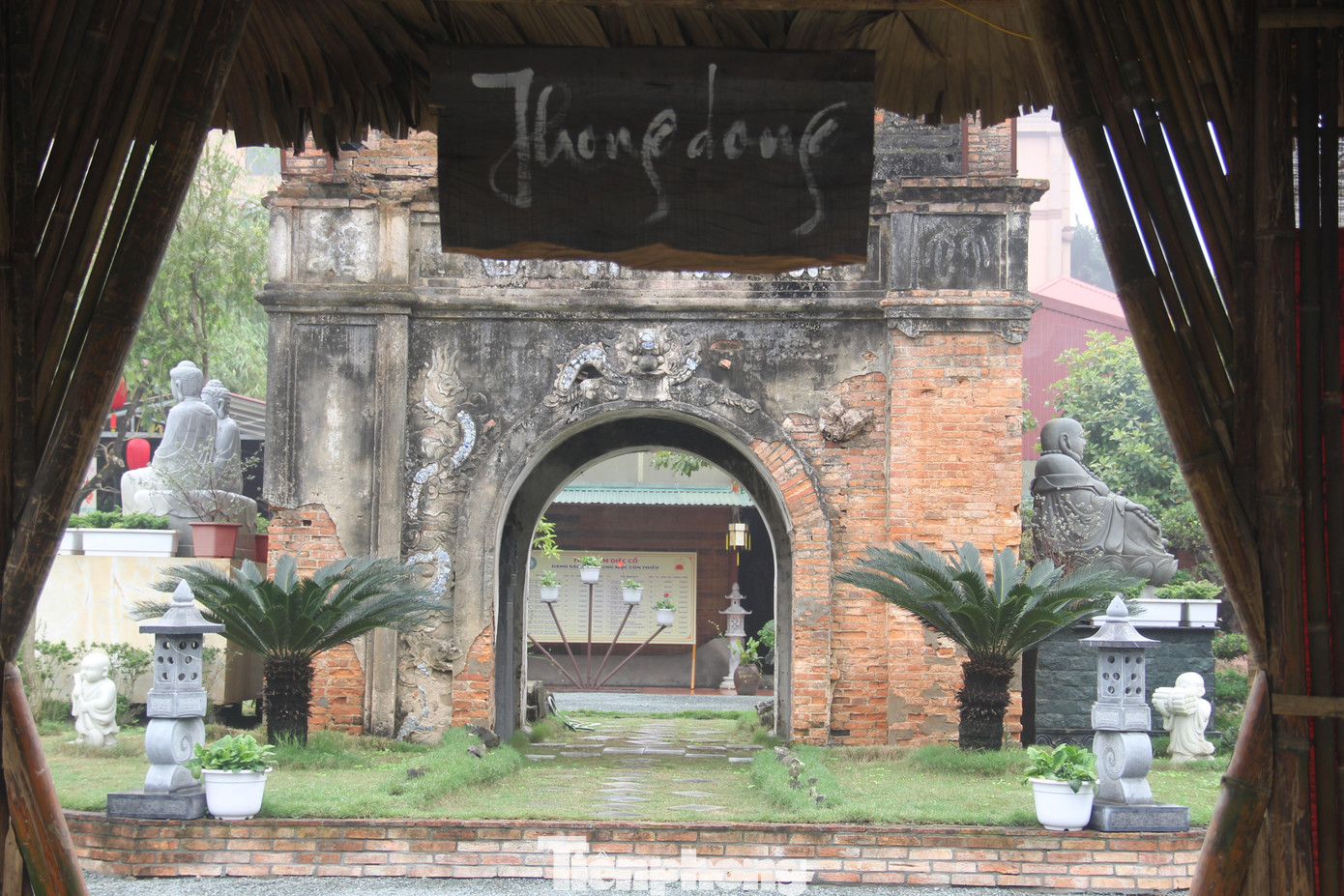 Từ lâu, chùa Diệc là trung tâm tu học, tín ngưỡng tâm linh bậc nhất TP.Vinh. Ngôi chùa gắn liền với bao biến thiên lịch sử, trải qua thời gian ngôi chùa chỉ còn lại cổng tam quan và hai tấm bia đá.