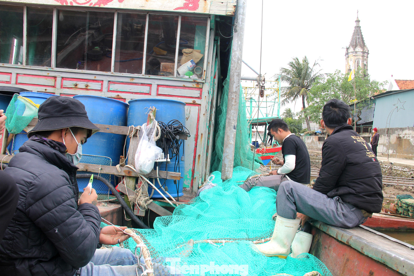 Tàu đánh cá của anh có 5 thuyền viên, nay 4 người đều đang làm thủ tục để xuất khẩu lao động, chỉ còn mỗi chủ tàu đang cố bám trụ lại. Tàu đánh cá của anh có 5 thuyền viên, nay 4 người đều đang làm thủ tục để xuất khẩu lao động, chỉ còn mỗi chủ tàu đang cố bám trụ lại.