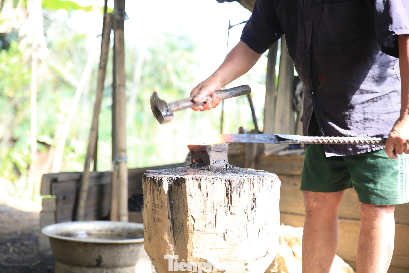 Từ nhỏ, những người cha, người ông đã chủ động dạy cho con cháu của mình biết đến nghề rèn. “Cha truyền con nối”, cứ thế nhiều người Mông dần biết cách tạo những nông cụ chắc bền, tạo thương hiệu cho nghề rèn của dân tộc mình. Từ nhỏ, những người cha, người ông đã chủ động dạy cho con cháu của mình biết đến nghề rèn. “Cha truyền con nối”, cứ thế nhiều người Mông dần biết cách tạo những nông cụ chắc bền, tạo thương hiệu cho nghề rèn của dân tộc mình.