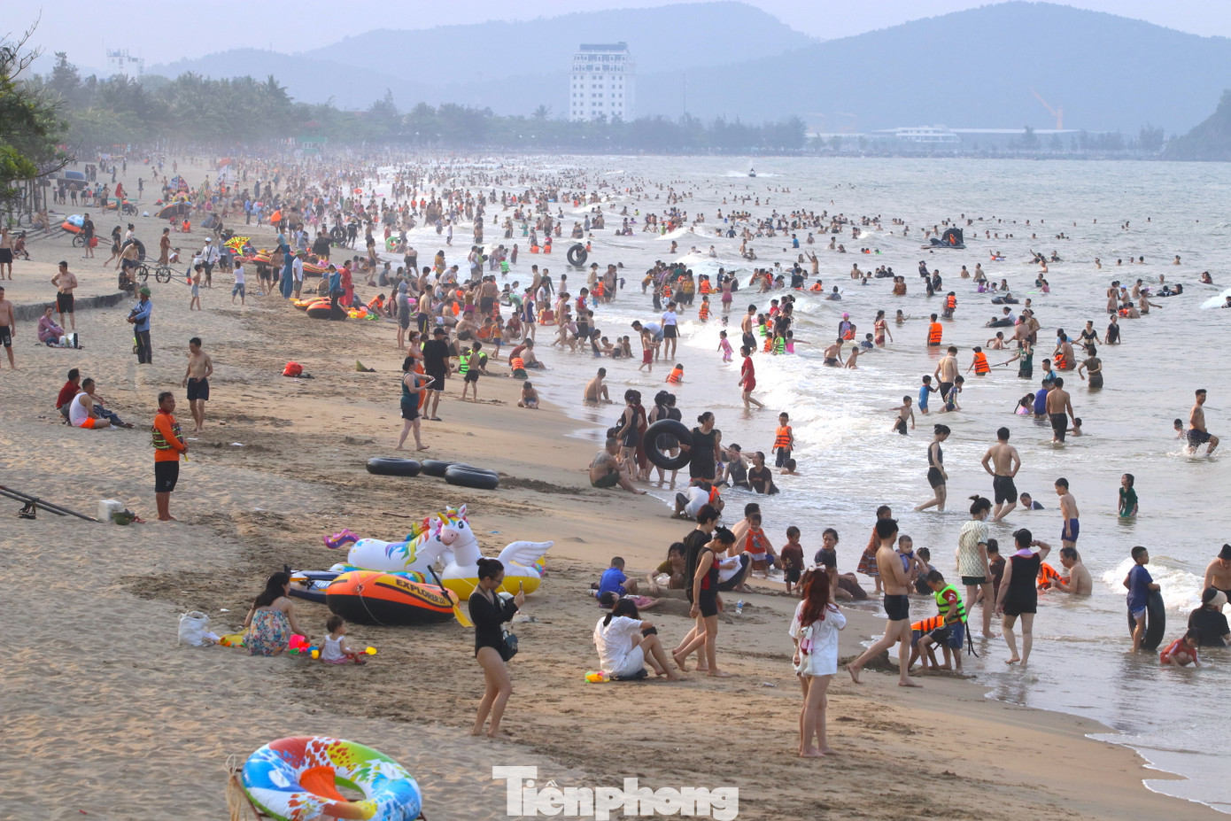 Chiều 21/5, hàng vạn du khách từ khắp nơi đã đổ dồn về bãi tắm biển Cửa Lò (TX. Cửa Lò, Nghệ An) để tắm và vui chơi, tránh nắng nóng.