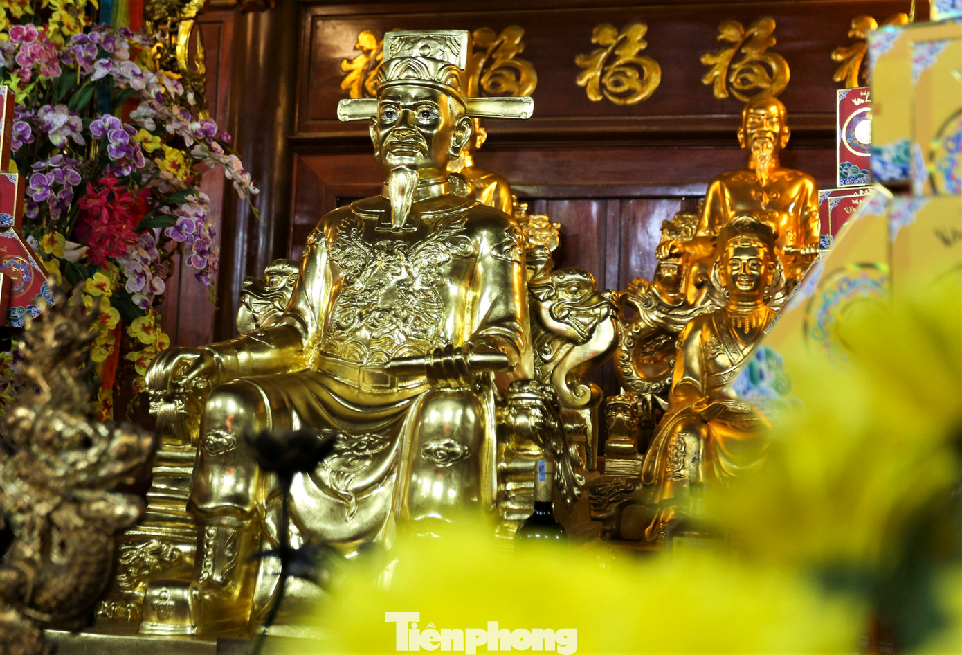 Các pho tượng ở đây là các vị vua, tướng lĩnh có công với đất nước. Trong số này còn có bức tượng bằng đồng đúc hình Đại tướng Võ Nguyên Giáp, vị tướng lĩnh tài ba của Việt Nam.