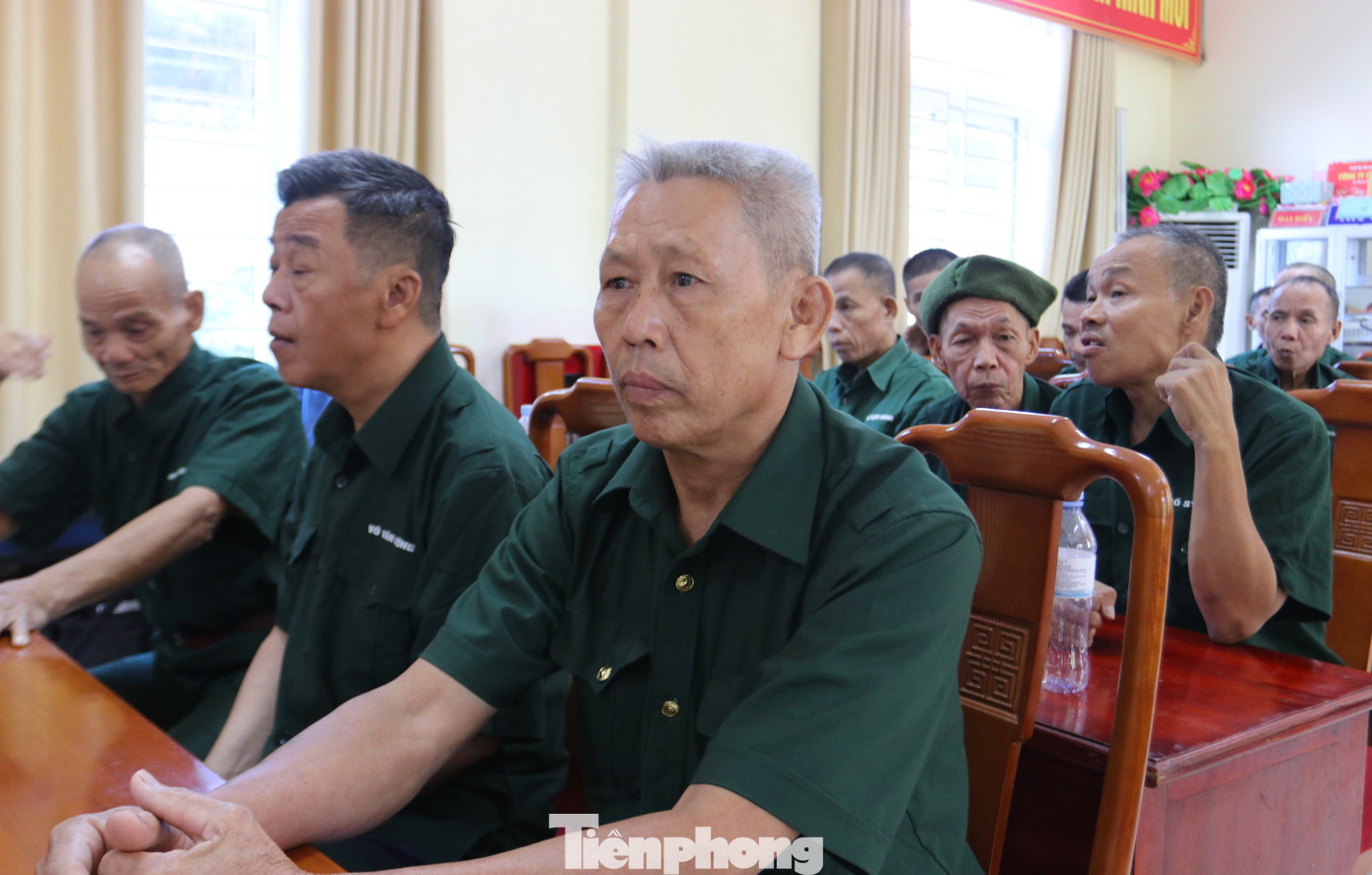 Những thương bệnh binh đang điều trị tại trung tâm xúc động khi đón nhận những món quà đầy ý nghĩa.