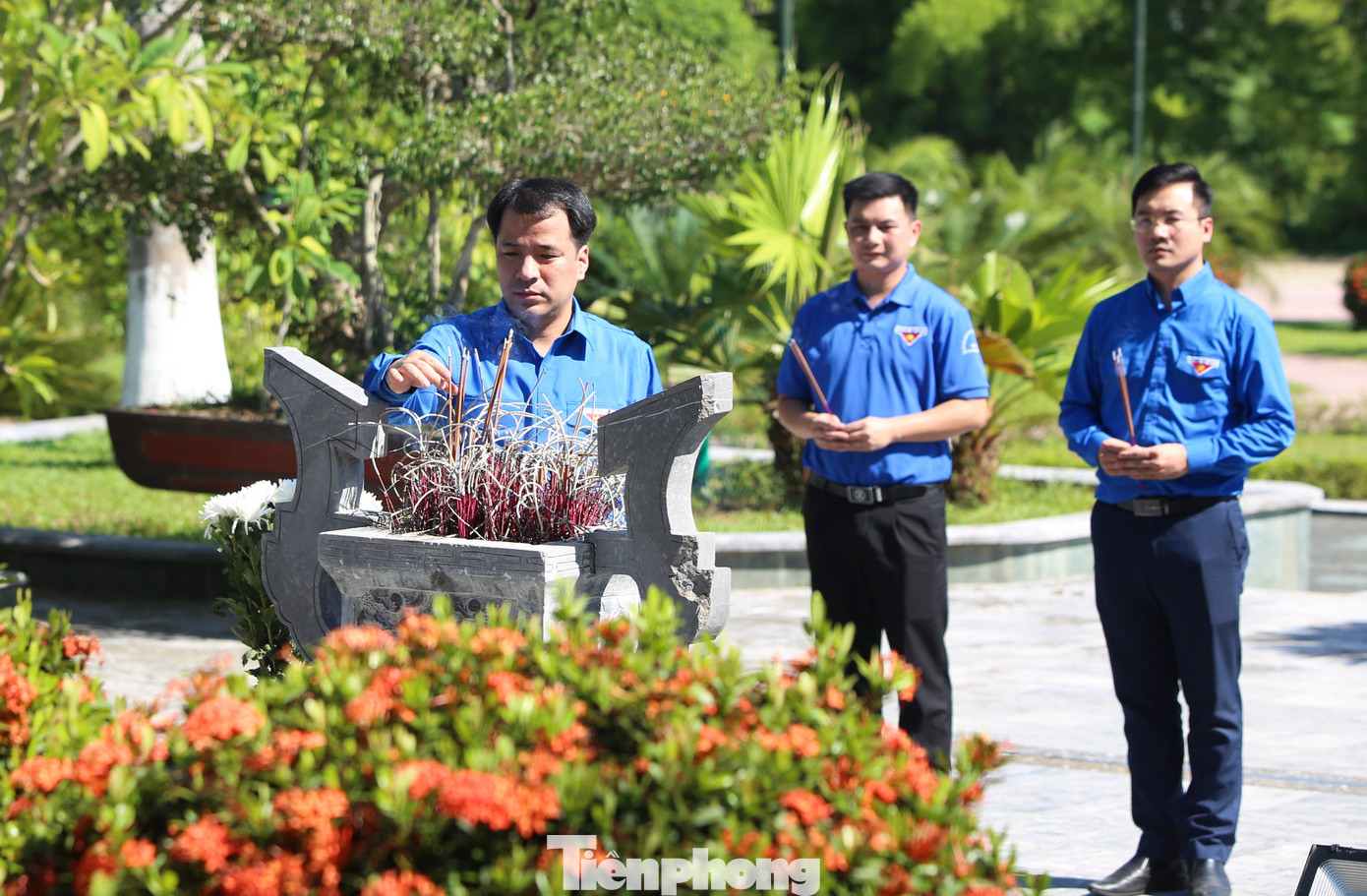 Cùng ngày, Đoàn công tác đã đến dâng hoa, dâng hương tại Khu tưởng niệm anh hùng, liệt sĩ Lý Tự Trọng. Cùng ngày, Đoàn công tác đã đến dâng hoa, dâng hương tại Khu tưởng niệm anh hùng, liệt sĩ Lý Tự Trọng.