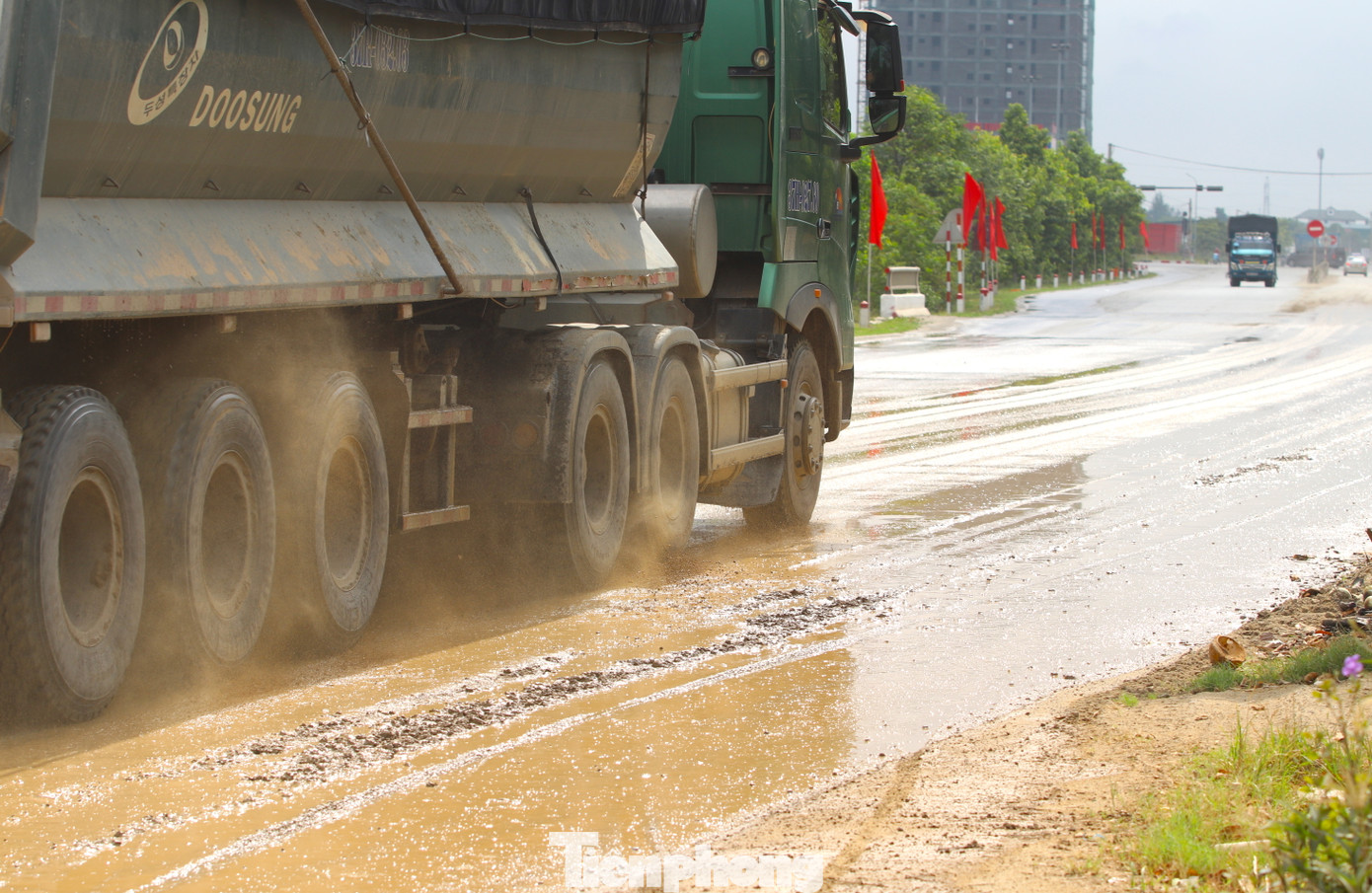 Được biết, một số đơn vị chức năng thỉnh thoảng có thực hiện việc tưới nước để hạn chế bụi. Tuy nhiên, lượng lớn bùn đất, cát từ xe tải rơi xuống mặt đường nên khi tưới nước càng làm tuyến đường thêm nhầy nhụa.