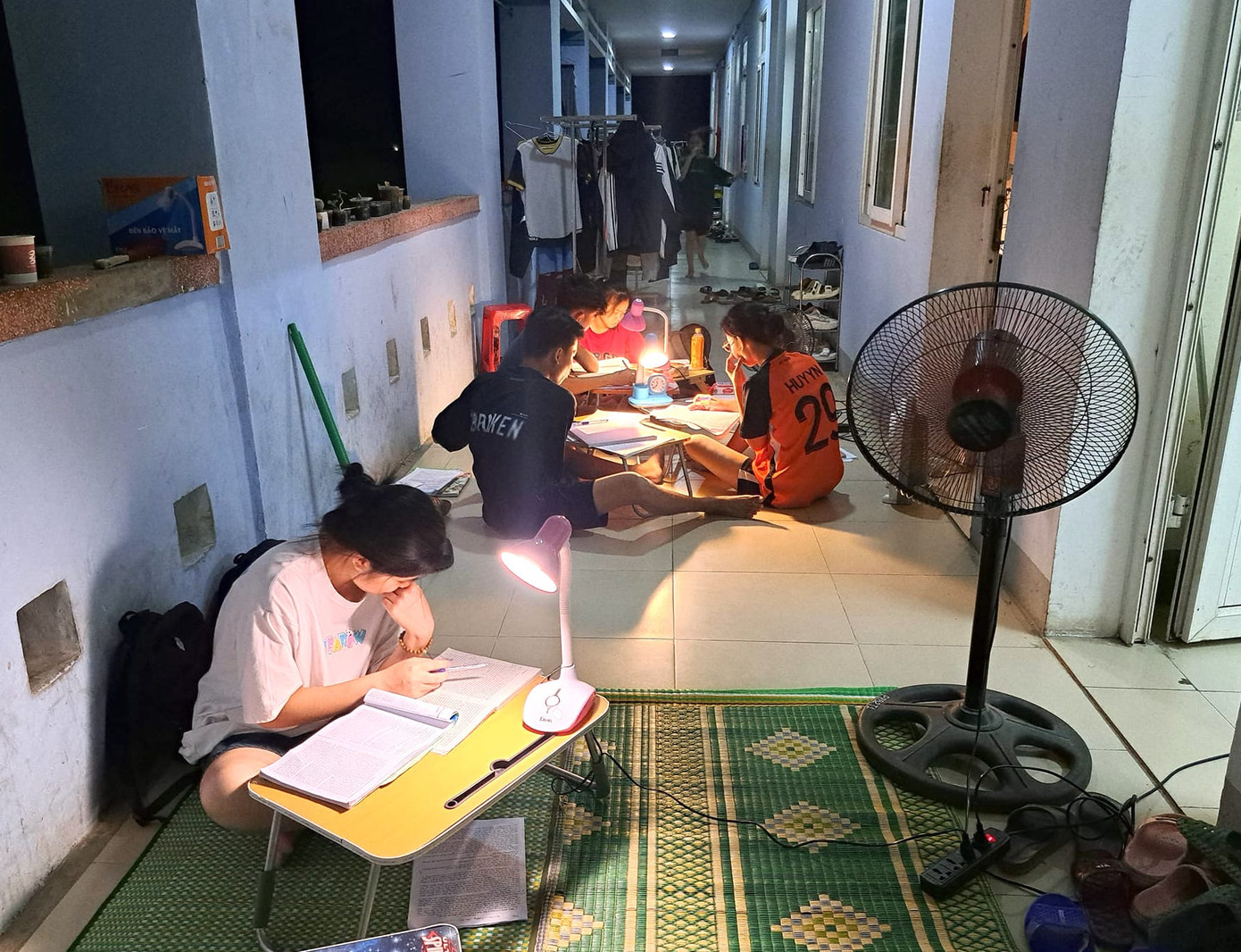 Những hôm trời nắng nóng oi bức, cả dãy ký túc lại trải chiếu, mang quạt ra hành lang để cùng nhau ôn bài cho mát.