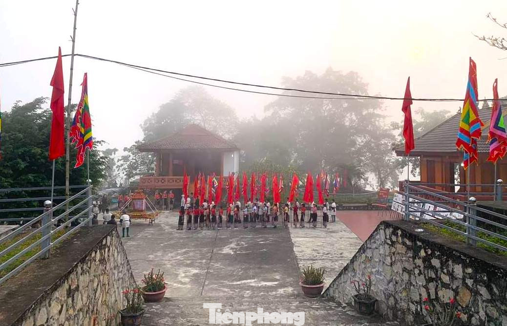 Ngôi đền có chín gian nên đồng bào gọi là Tến Cau - hoong (tức đền Chín Gian), mỗi gian tượng trưng cho một mường: Mường Tôn, Mường Pắn, Mường Chừn, Mường Hin, Mường Puộc, Mường Quáng, Mường Ha Quèn, Mường Miểng, Mường Chón.