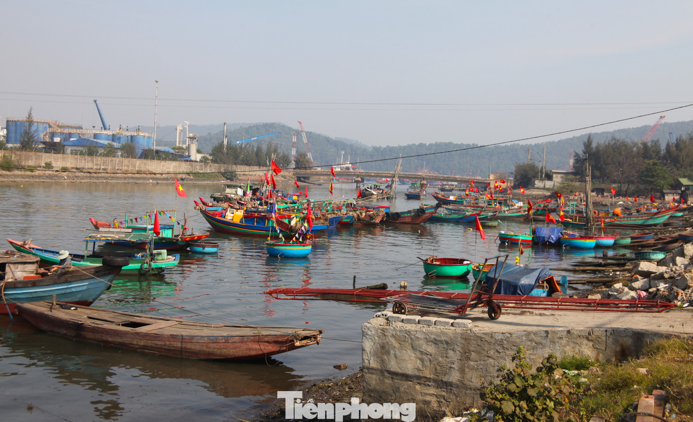 Từ sáng sớm, hàng chục tàu thuyền bắt đầu về cập cảng cá Nghi Thủy (TX. Cửa Lò, Nghệ An) sau 1 đêm dài ra khơi đánh bắt. Trên các con tàu đầy ắp các loại hải sản như tôm, cá, ruốc... Từ sáng sớm, hàng chục tàu thuyền bắt đầu về cập cảng cá Nghi Thủy (TX. Cửa Lò, Nghệ An) sau 1 đêm dài ra khơi đánh bắt. Trên các con tàu đầy ắp các loại hải sản như tôm, cá, ruốc...