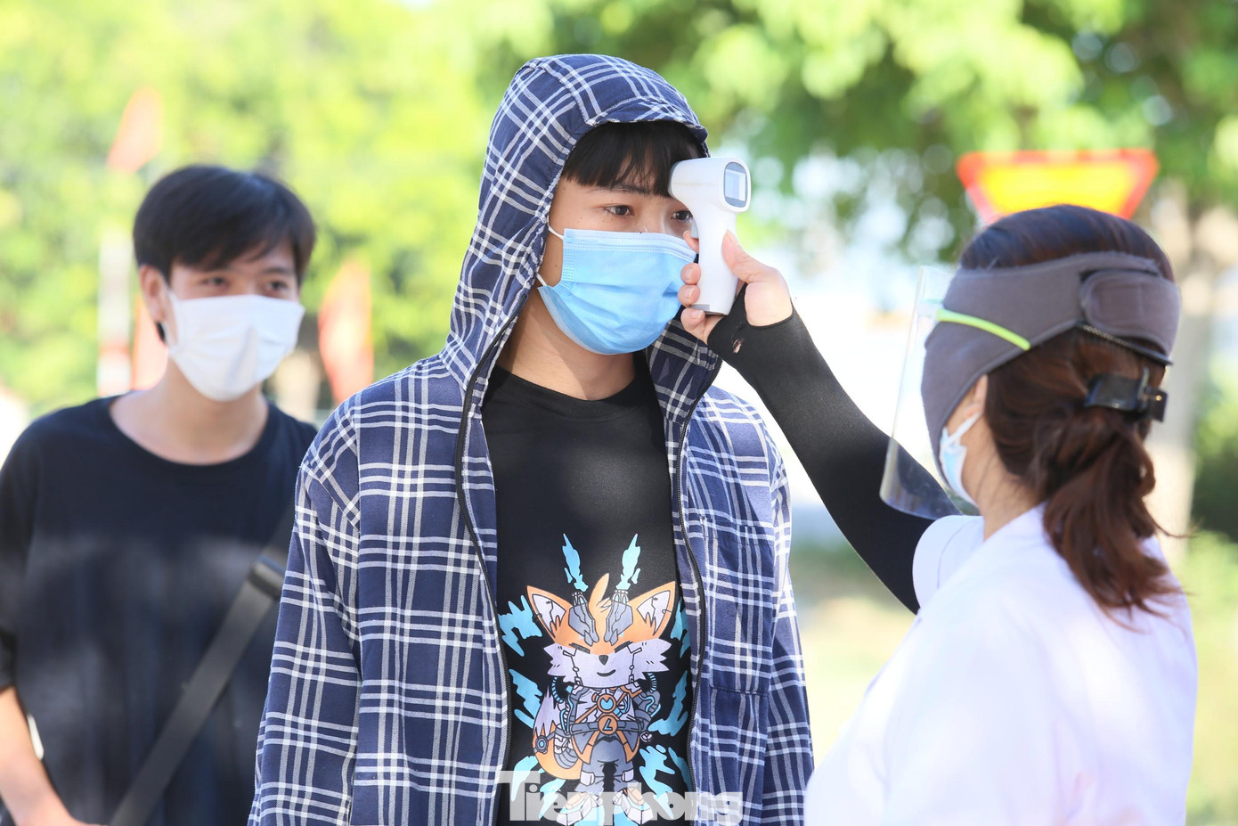 Tại huyện Diễn Châu, Trung tâm y tế huyện này đã tổ chức test nhanh cho 280 thí sinh là F2 và trong vùng phong tỏa ở trường THCS xã Diễn Thịnh. Các em đến điểm trường đều được khử khuẩn và đo thân nhiệt ở cổng vào. Tại huyện Diễn Châu, Trung tâm y tế huyện này đã tổ chức test nhanh cho 280 thí sinh là F2 và trong vùng phong tỏa ở trường THCS xã Diễn Thịnh. Các em đến điểm trường đều được khử khuẩn và đo thân nhiệt ở cổng vào.