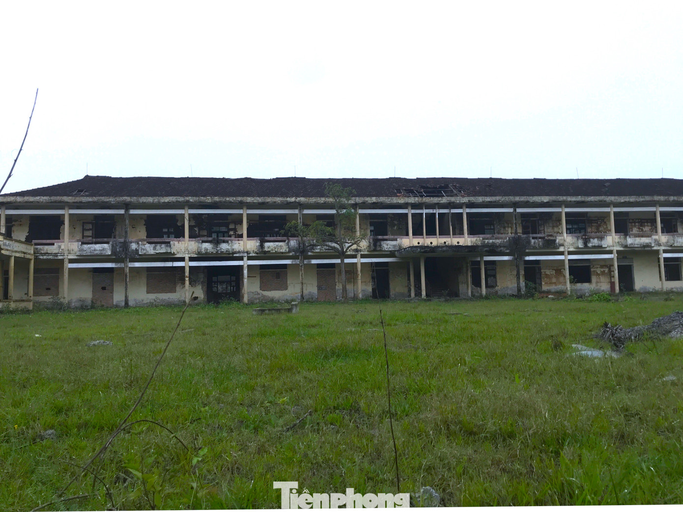 Nguyên do ngôi trường này đóng gần khu công nghiệp với nhiều nhà máy. Lo ngại sức khỏe con em, nhiều phụ huynh đã xin chuyển trường học. Vì thế, số lượng học sinh giảm mạnh dẫn đến không đủ số lượng và phải sáp nhập trường.