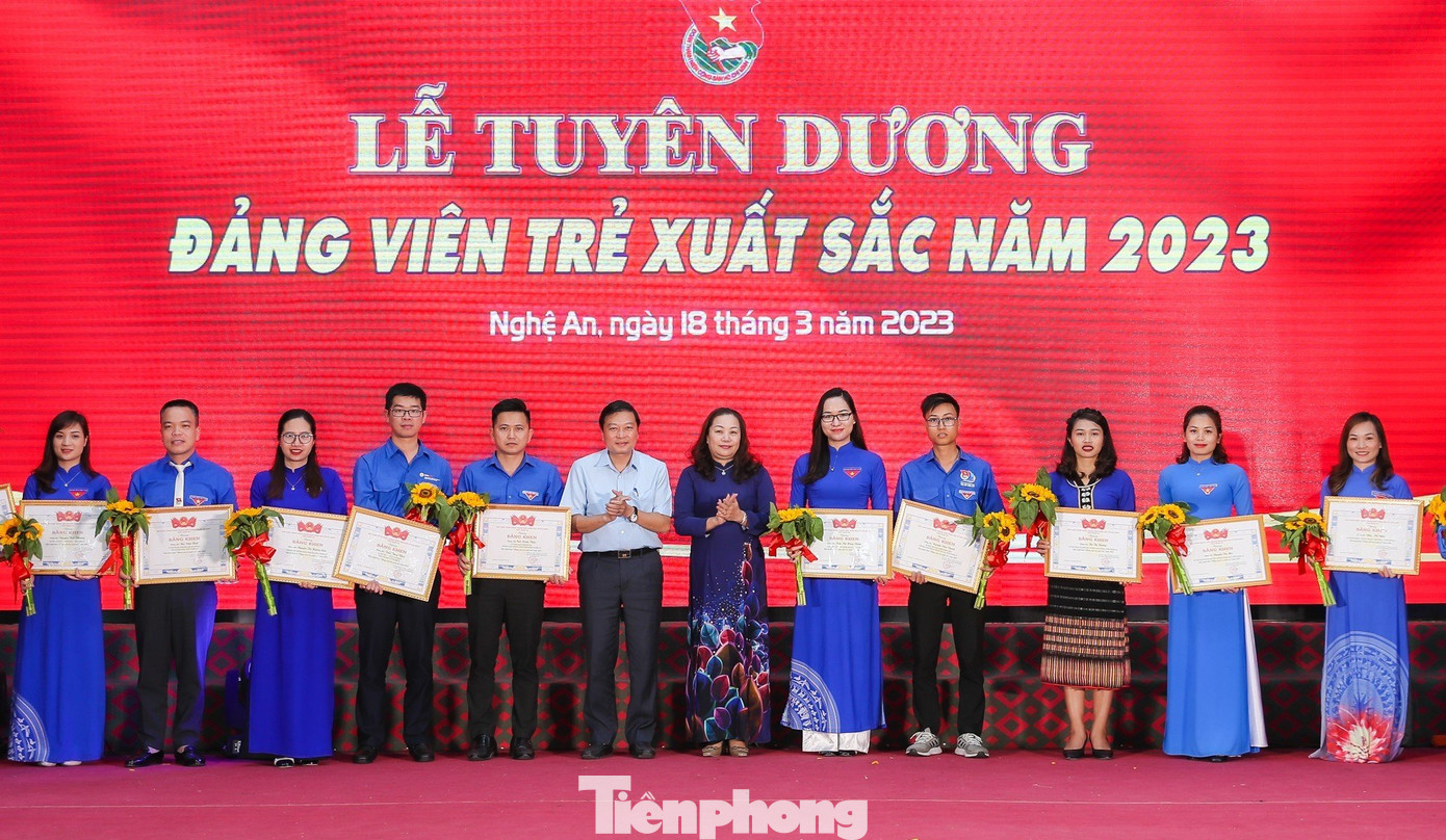 Lãnh đạo T.Ư Đoàn và tỉnh Nghệ An trao bằng khen tuyên dương Đảng viên trẻ xuất sắc năm 2023.