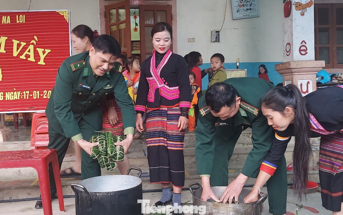 Bánh gói xong được đưa vào nồi có dung tích lớn để nấu trong khoảng 6-8 giờ đồng hồ.