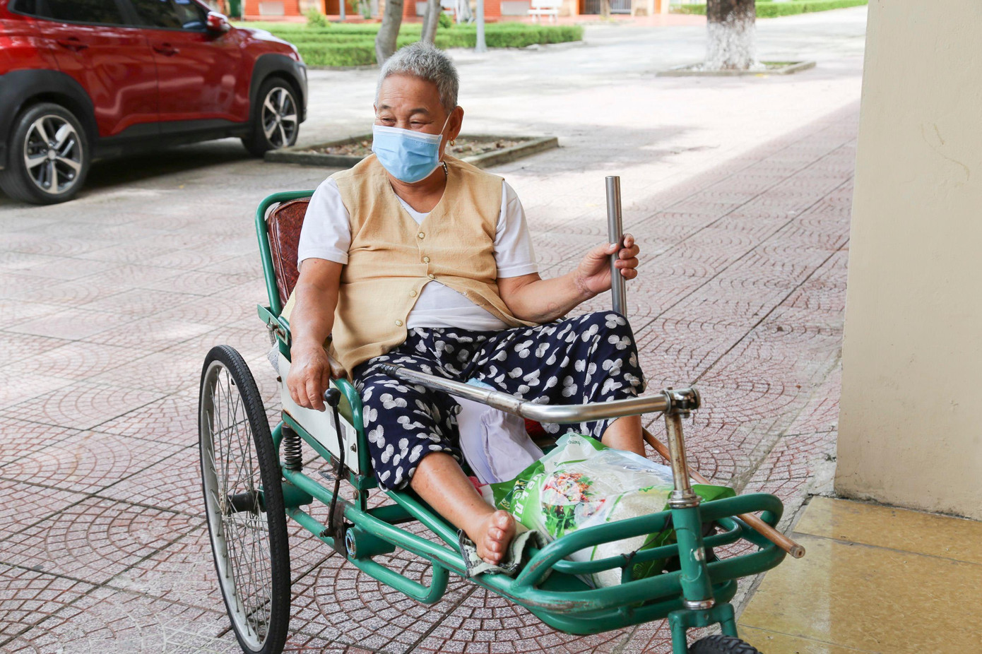 Nhận những món quà tri ân của báo Tiền Phong và nhà tài trợ, bác Nguyễn Thị Lượng (Thương binh 1/4) xúc động: "Cảm ơn báo Tiền Phong và các nhà tài trợ đã luôn nhớ đến chúng tôi trong tháng 7 đặc biệt hàng năm và cả dịp Tết đến Xuân về".