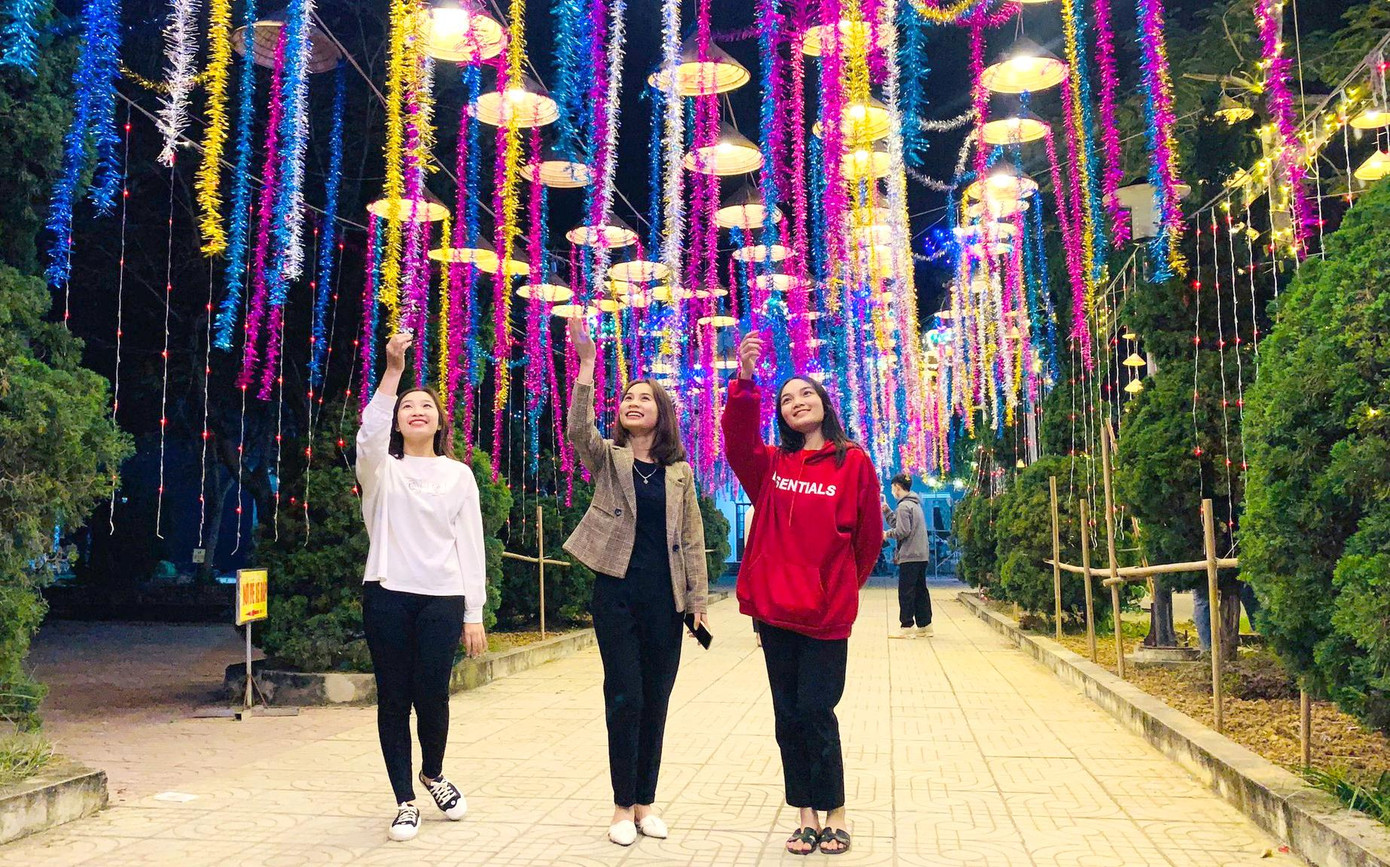 Ngoài cây thông, trong khuôn viên giáo đường giáo xứ Bố Sơn còn có cung đường nón lá tuyệt đẹp được làm từ hàng trăm chiếc nón lá gắn bóng đèn và dây kim tuyến. Giáo xứ Bố Sơn có khoảng 3.000 giáo dân, cách thành phố Vinh khoảng 12 km về phía đông nam. Bà con trong vùng hầu hết theo đạo Công giáo.