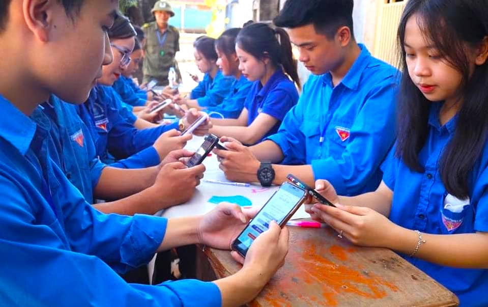 Các đoàn viên thanh niên chăm chú, nghiêm túc tham gia cuộc thi trực tuyến.