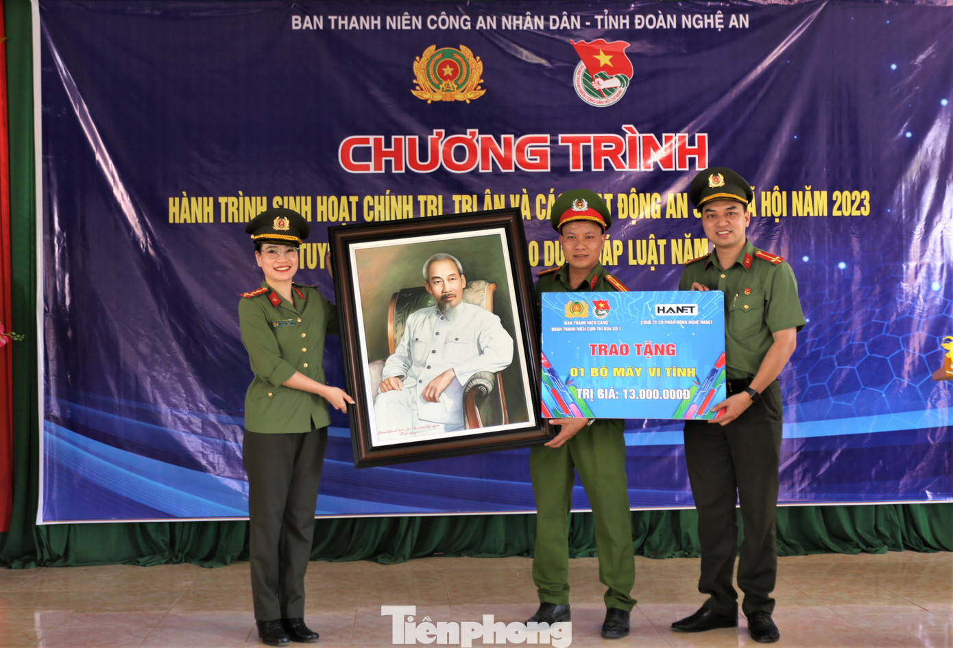 Dịp này, đoàn công tác của Ban Thanh niên CAND - Bộ Công an cũng trao tặng quà cho các hộ gia đình khó khăn; trao bàn ghế, tivi, máy tính bảng cho học sinh vượt khó và điểm trường khó khăn. Ngoài ra, đoàn cũng trao phần quà hỗ trợ cho công an xã Ngọc Lâm.