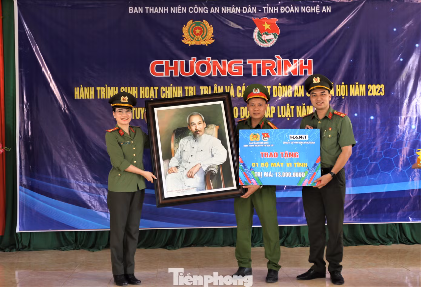 Dịp này, đoàn công tác của Ban Thanh niên CAND - Bộ Công an cũng trao tặng quà cho các hộ gia đình khó khăn; trao bàn ghế, tivi, máy tính bảng cho học sinh vượt khó và điểm trường khó khăn. Ngoài ra, đoàn cũng trao phần quà hỗ trợ cho công an xã Ngọc Lâm.